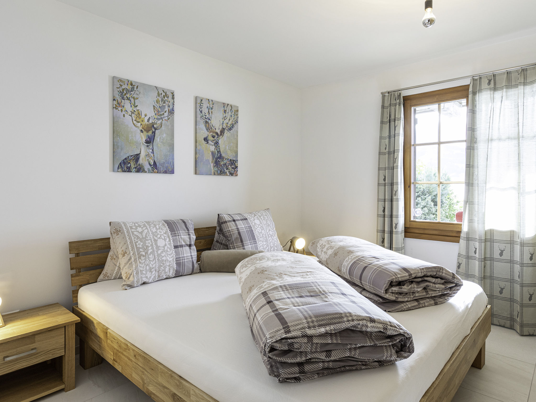 Bijou, Ladir, (Ladir). - Binnen