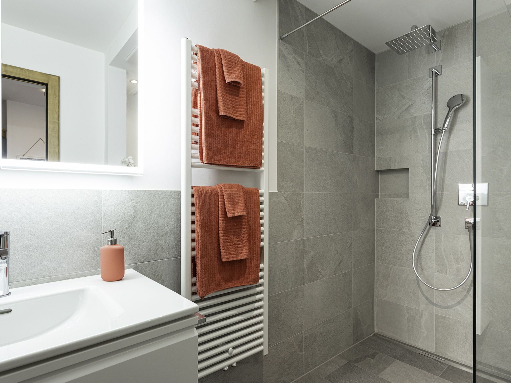 Bijou, Ladir, (Ladir). - Binnen