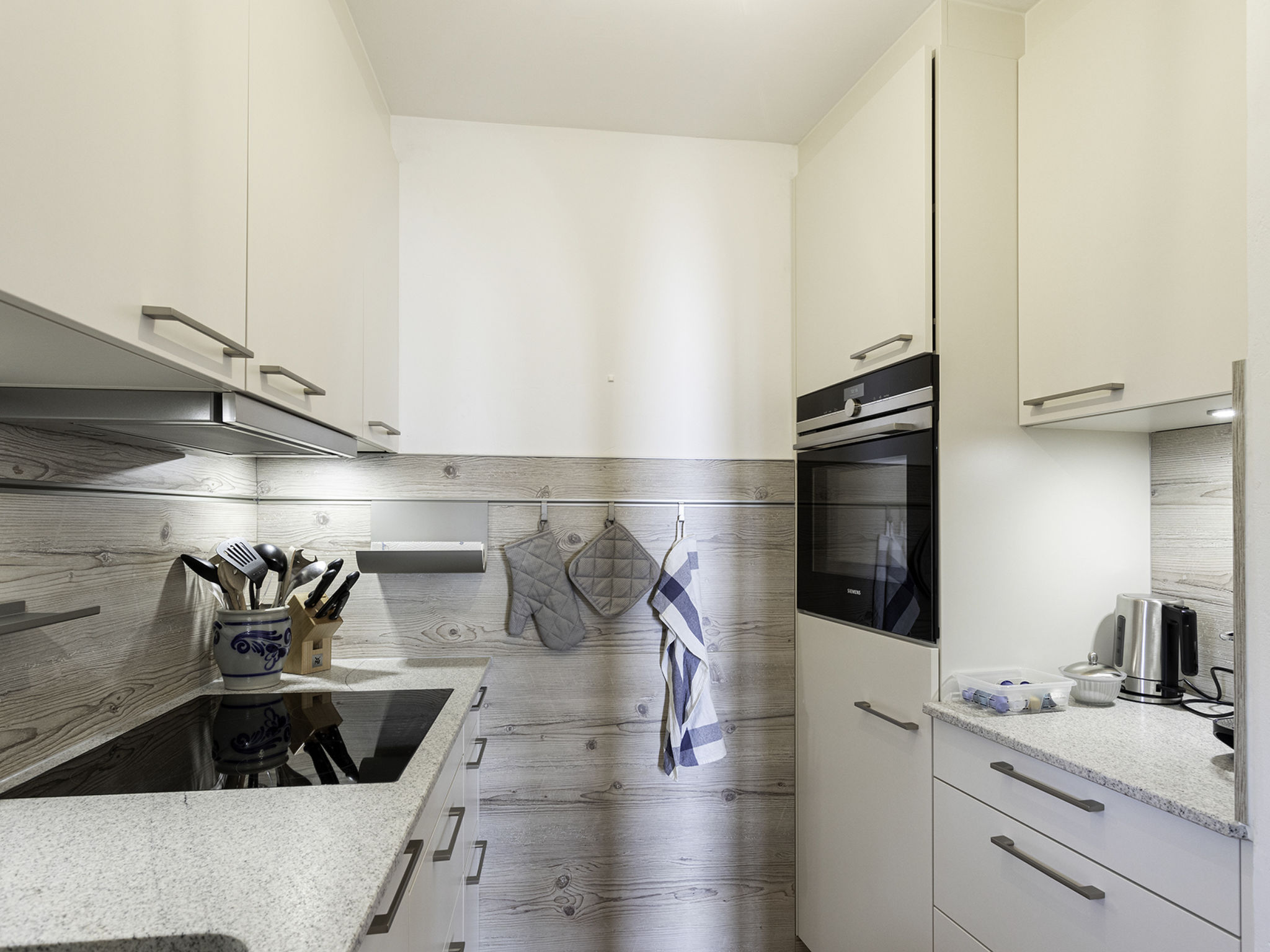 Bijou, Ladir, (Ladir). - Binnen