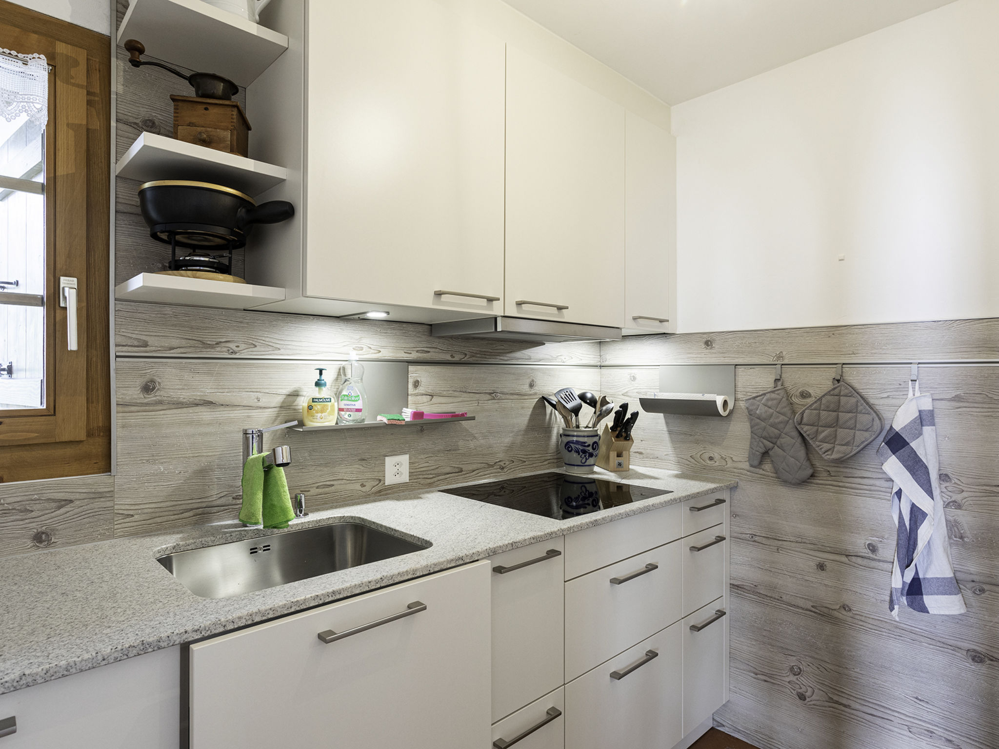 Bijou, Ladir, (Ladir). - Binnen