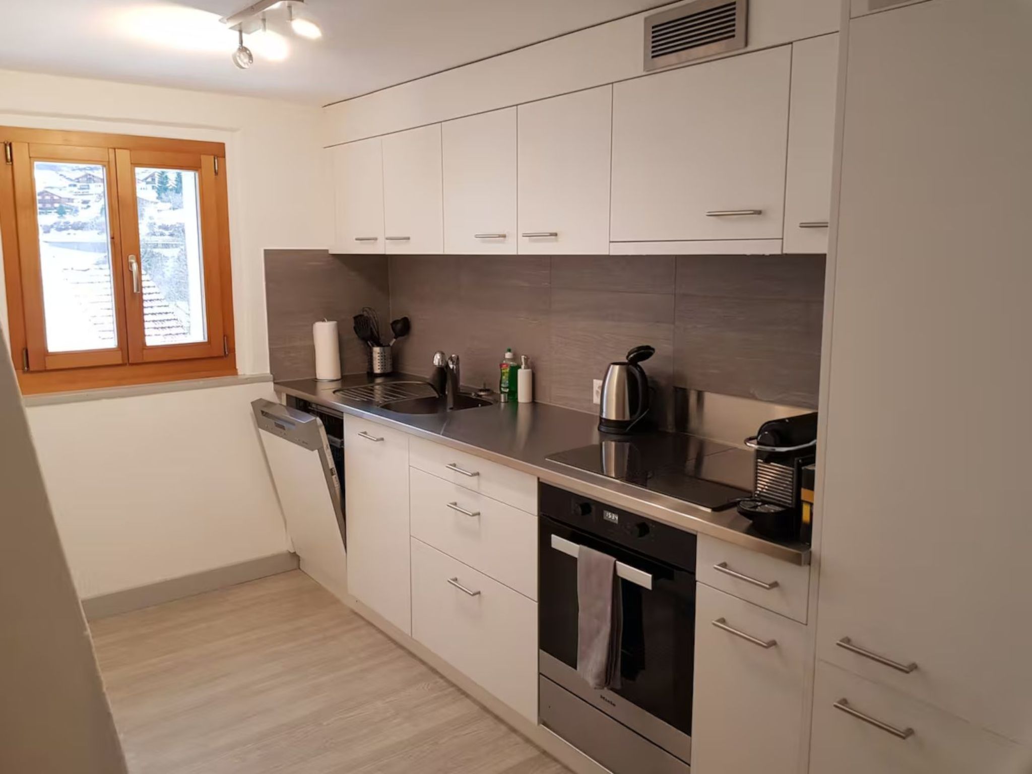 Appartement Casa Spescha, Tavanasa, (Tavanasa), 65059B – Cuisine et coin repas, photo 7 sur 12