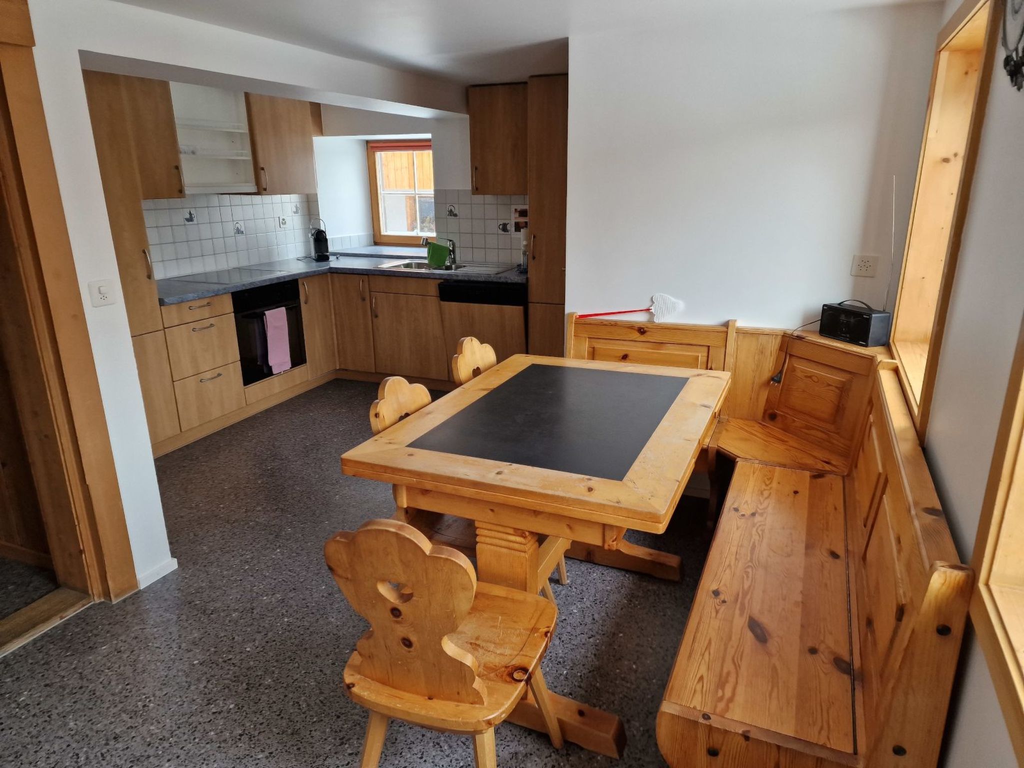 Appartement Via Cuort, Brigels, (Breil/Brigels), 65083B – Cuisine et coin repas, photo 11 sur 14