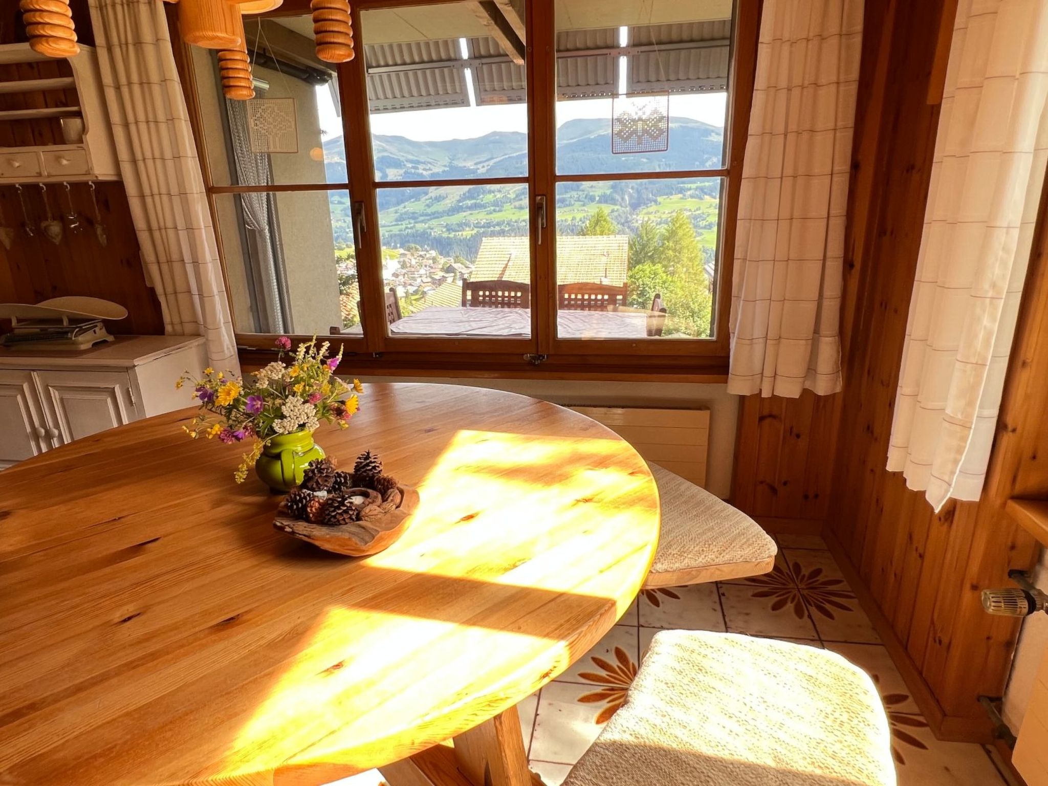 Appartement Ferienhaus Arnika Montana, Brigels, (Breil/Brigels), 65044B – Cuisine et coin repas, photo 18 sur 32
