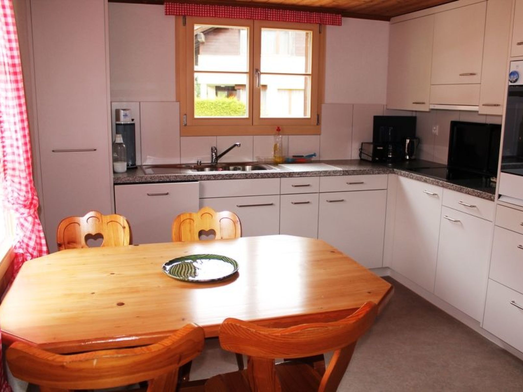 Appartement Chalet Scaletta de Castelberg, (Disentis/Mustér), 1018 – Cuisine et coin repas, photo 16 sur 26
