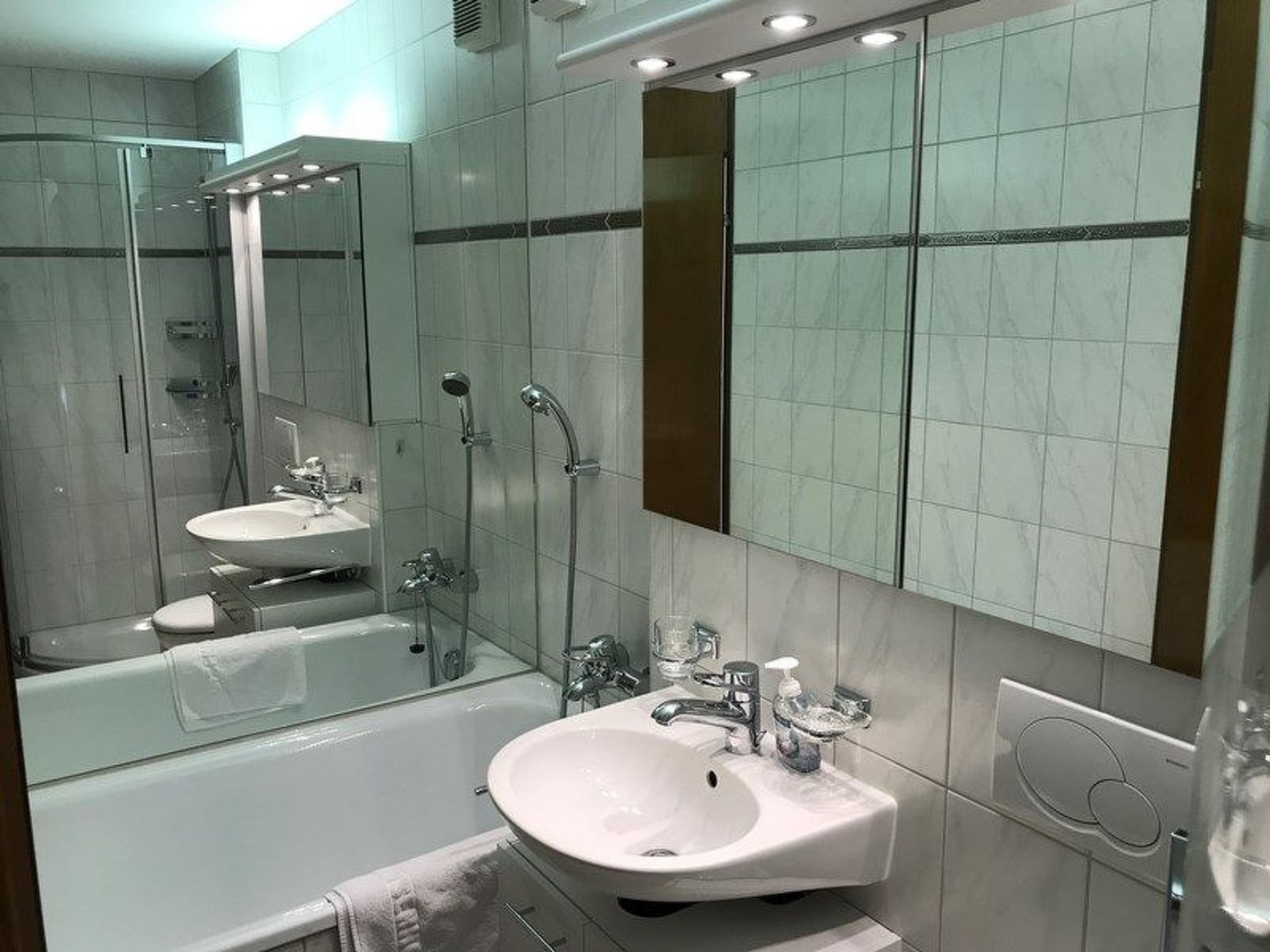 Appartement Disentiserhof Hönig, (Disentis/Mustér), 1048 – Salle de bains, photo 7 sur 12