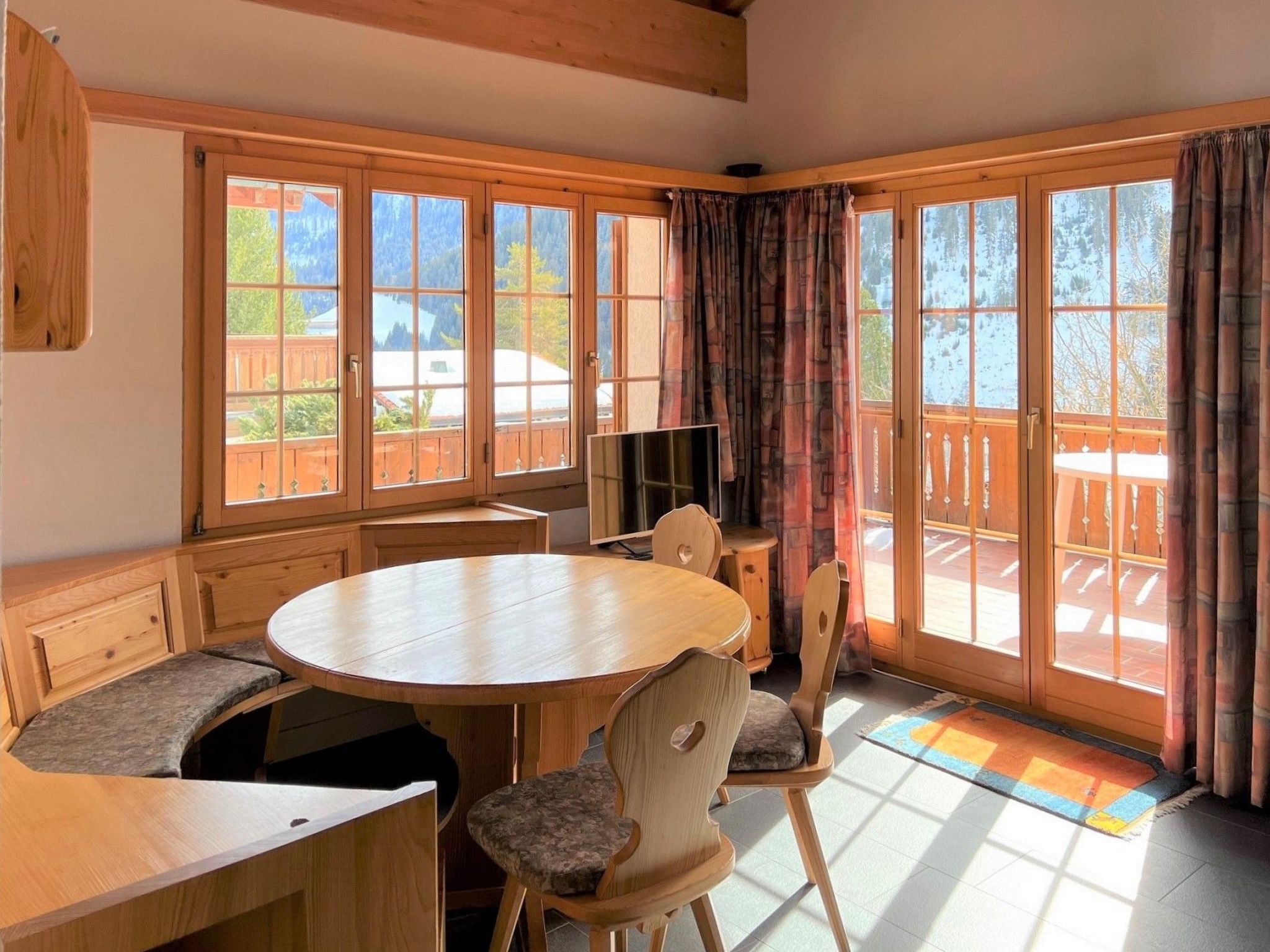 Appartement Casa Mulinera 1 GVH, (Camischolas/Sedrun), 243.01 – Cuisine et coin repas, photo 10 sur 14