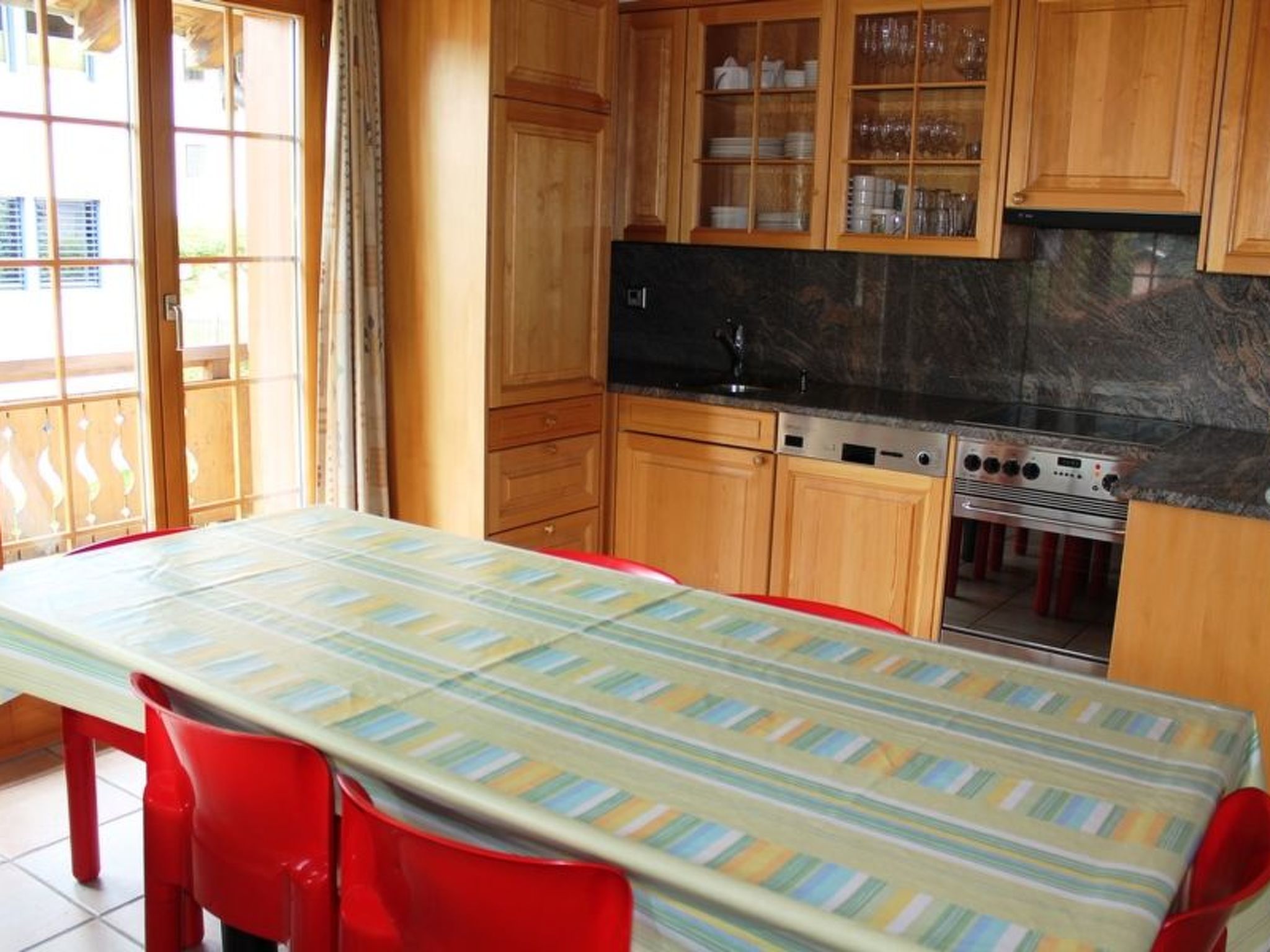 Appartement Casa Genziana Castelein, (Camischolas/Sedrun), 217.01 – Cuisine et coin repas, photo 6 sur 12