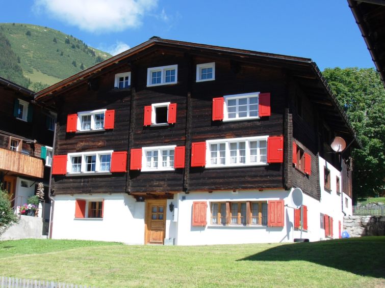 Ruim appartement voor 9 personen in Camischolas in Camischolas