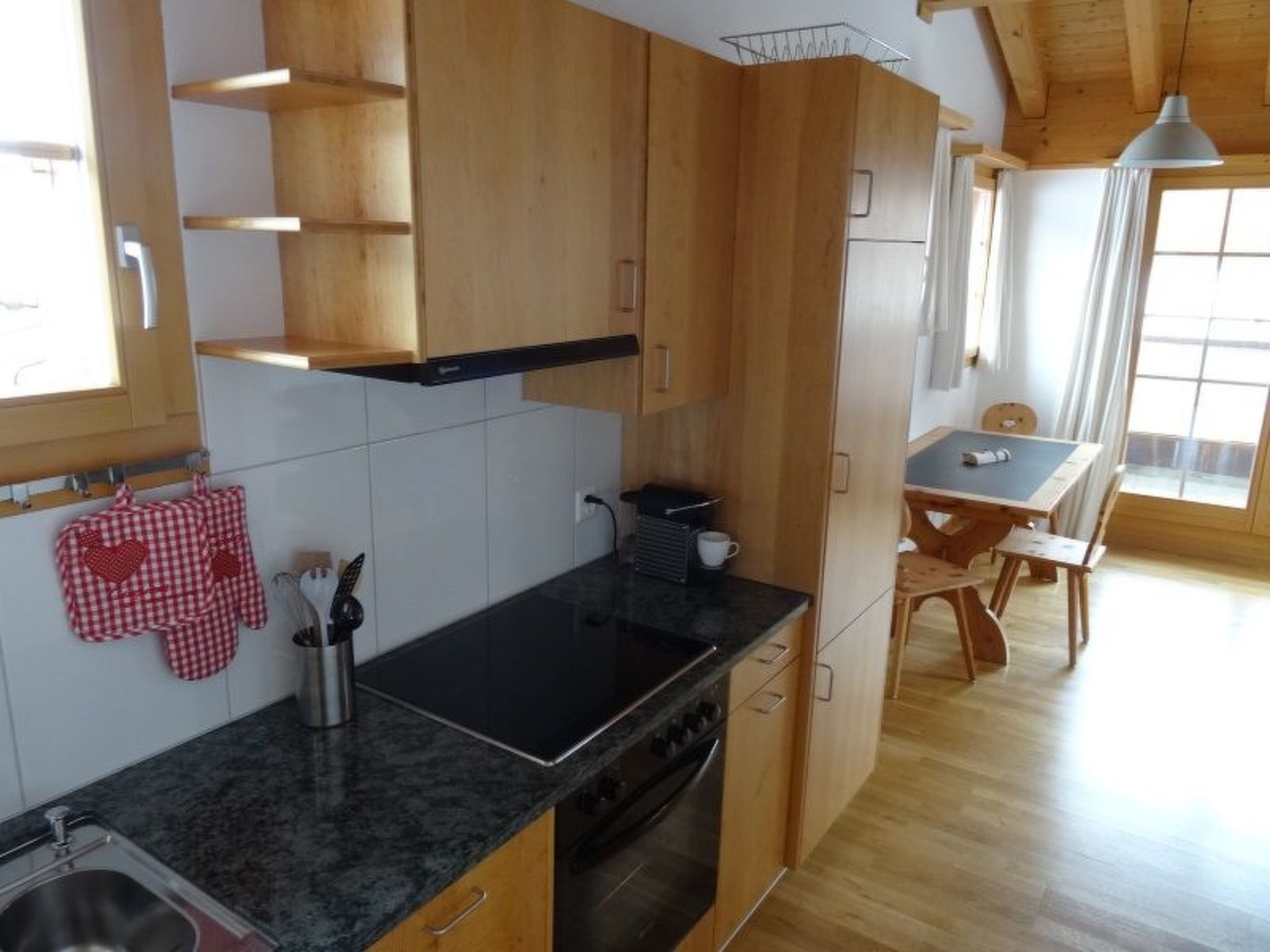 Appartement Tgèsa La Tscheppa A Vujevic, (Camischolas Sedrun), 185.01 – Cuisine et coin repas, photo 5 sur 10