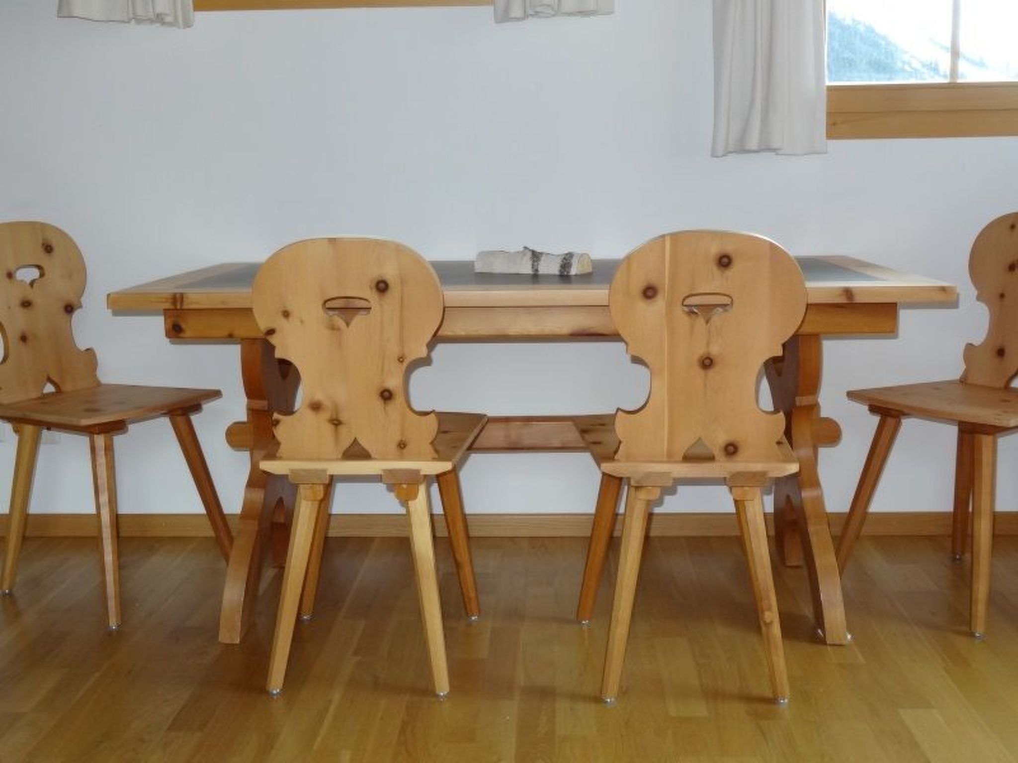 Appartement Tgèsa La Tscheppa A Vujevic, (Camischolas Sedrun), 185.01 – Cuisine et coin repas, photo 8 sur 10