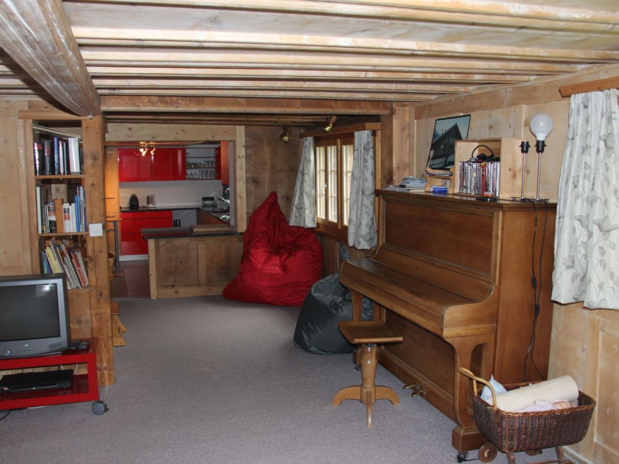 Appartement Posta Veglia Wegmann, (Camischolas/Sedrun), 227.01 – Cuisine et coin repas, photo 7 sur 17