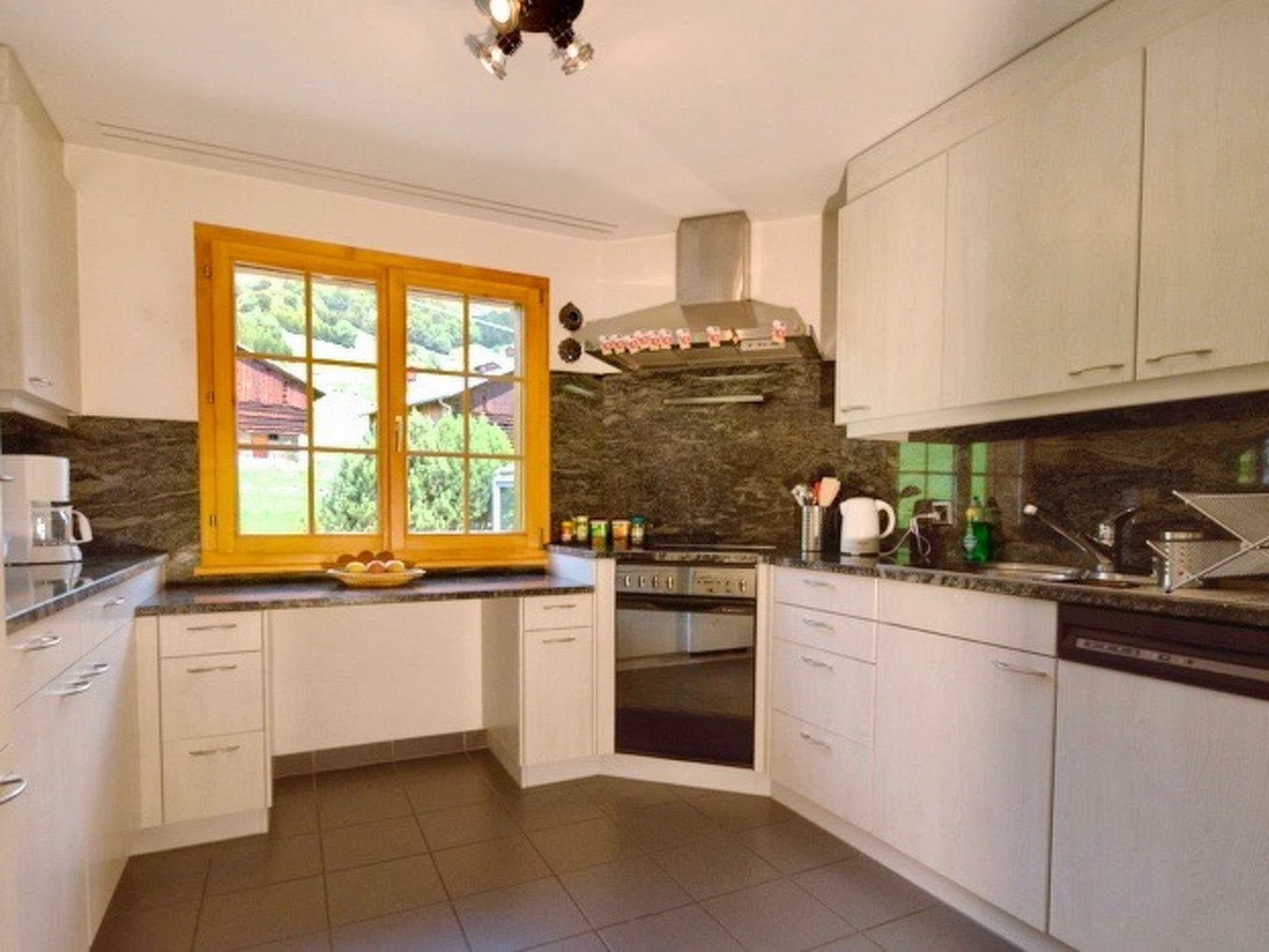 Tgèsa Garnetsch Zeller, (Sedrun). - Drinnen