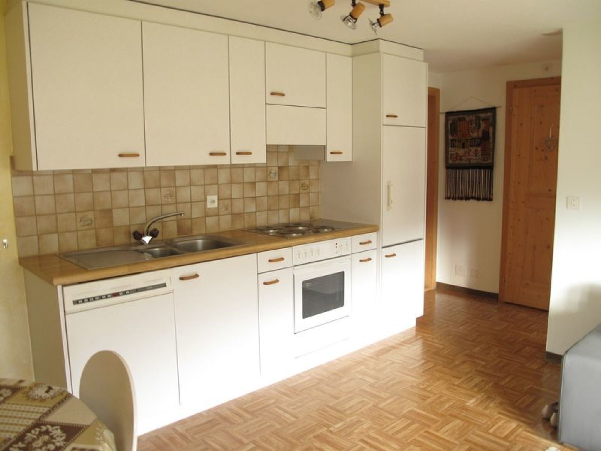 Appartement Casa Posta Berther-Roth, (Rueras/Sedrun), 663.01 – Cuisine et coin repas, photo 6 sur 11