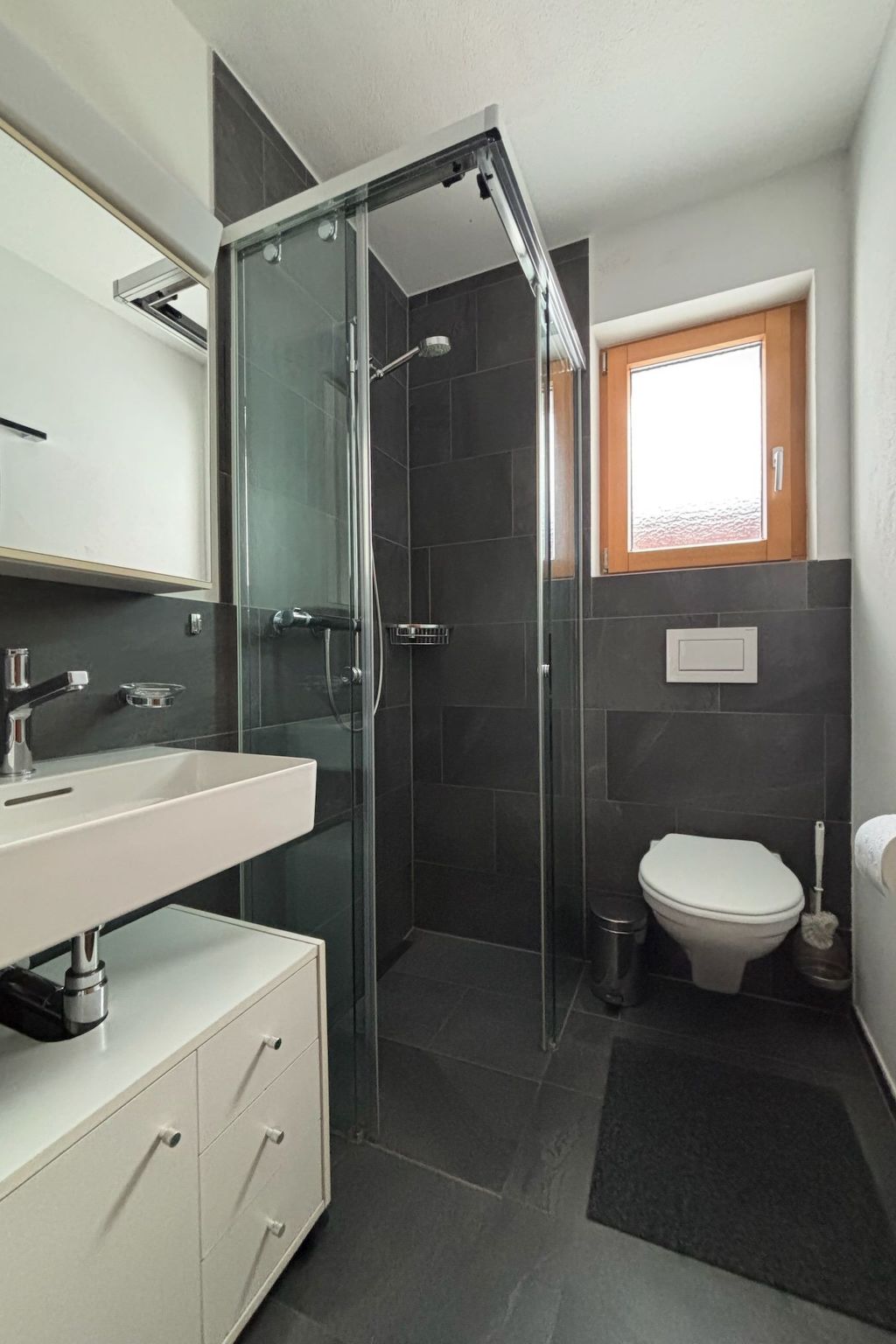 Appartement Tgèsa sil crest Hitz, (Rueras/Sedrun), 677.01 – Salle de bains, photo 5 sur 9