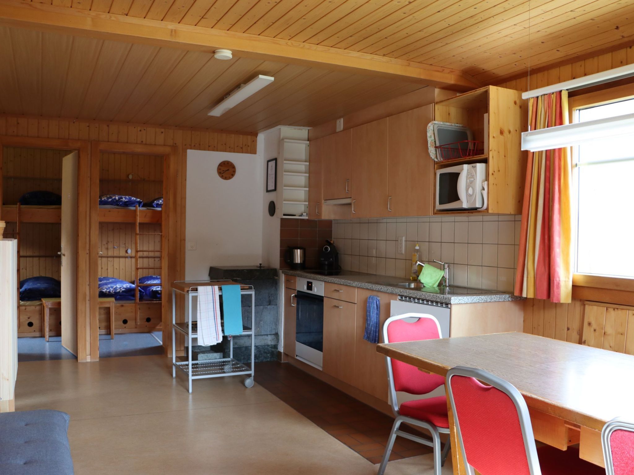 Appartement Tgèsa Alpina Müller, (Rueras/Sedrun), 956.01 – Cuisine et coin repas, photo 9 sur 15