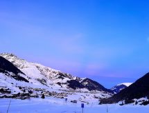 Ruim chalet voor 6 personen aan de voet van de skipistes in Sedrun - thumbnail 1