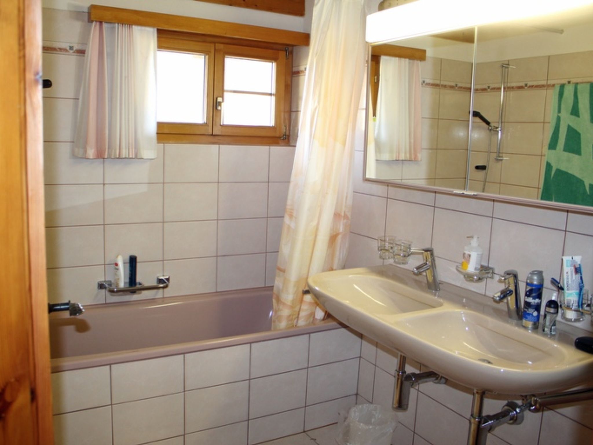 Plaun Pazzola mit Garage Bösch, (Sedrun/Rueras). - Binnen