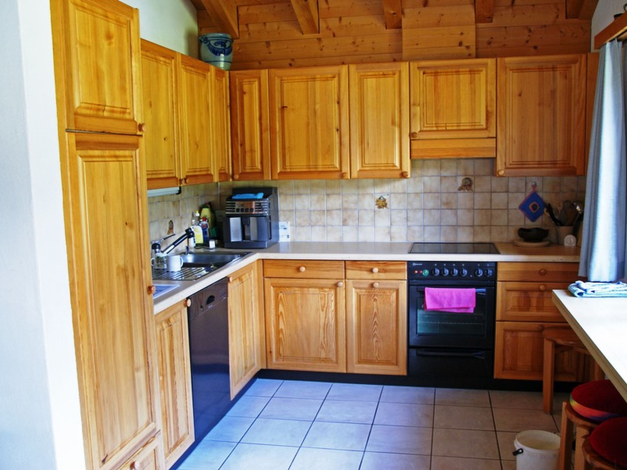 Plaun Pazzola mit Garage Bösch, (Sedrun/Rueras). - Binnen