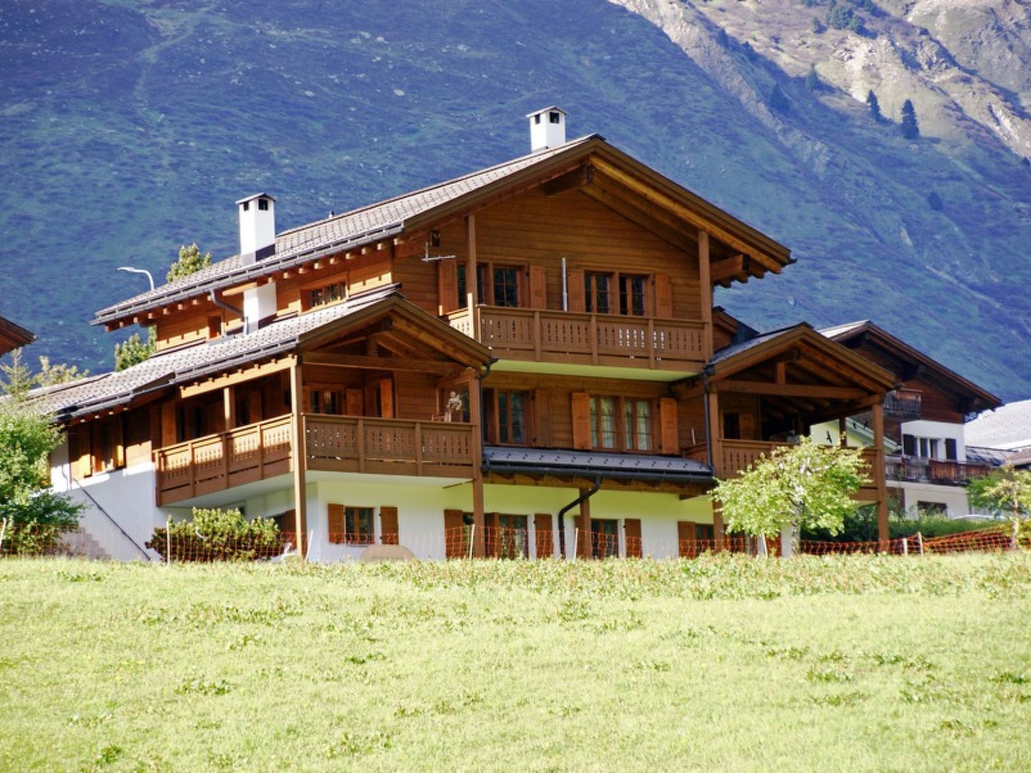 Plaun Pazzola mit Garage Bösch, (Sedrun/Rueras). - Buiten