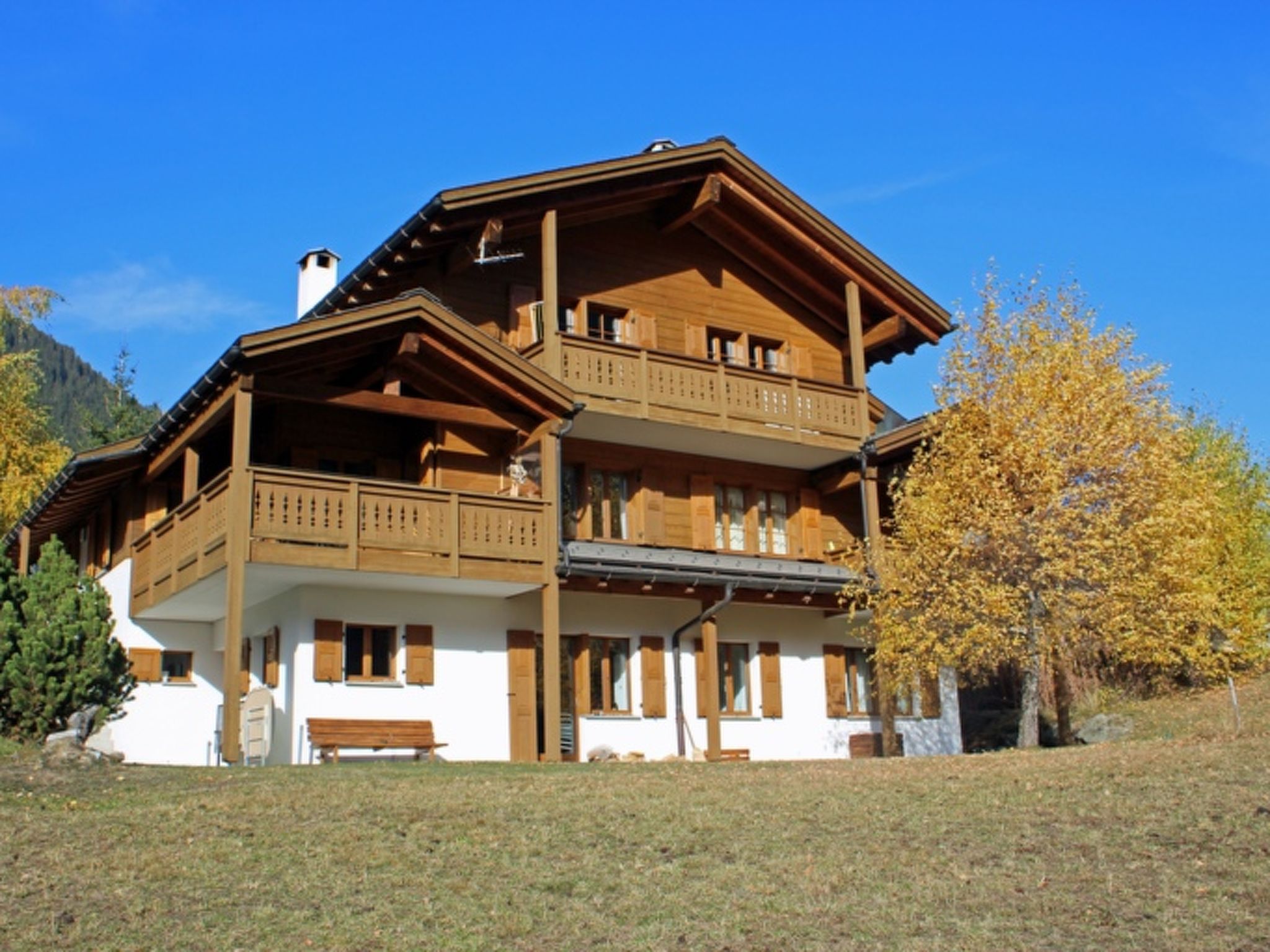 Plaun Pazzola mit Garage Bösch, (Sedrun/Rueras). - Buiten