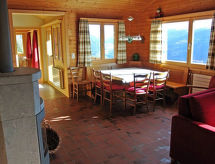 Ruim chalet Larix voor 8 personen aan het meer in de bergen van Pany - thumbnail 1