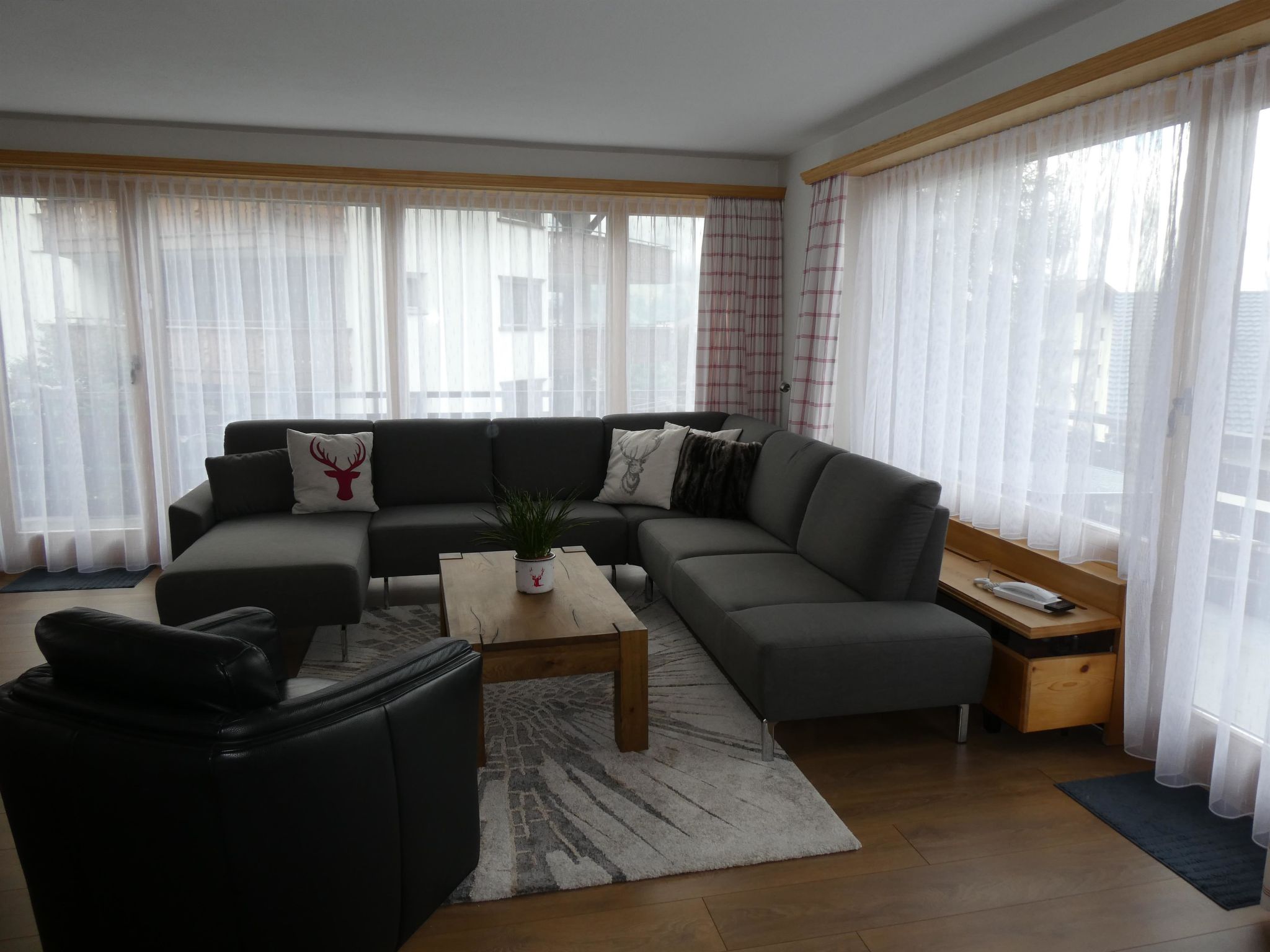 Chalet Manulia 5 Appartement/Fewo, Dusche oder Bad, WC 5 1/2-Zimmerwohnung — view 1 of 15