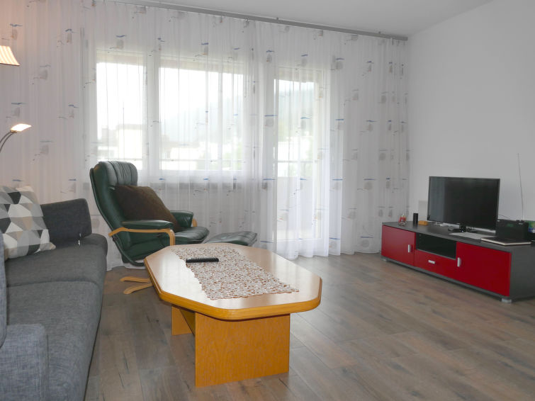 "Allod Park Haus C 404", appartement 2-kamers 55 m2 op de 4e verdieping, op het zuiden gelegen. Licht, volledig gerenoveerd in 2018, zeer modern en smaakvol ingericht: woon-/eetkamer met 1 2-pers diva..