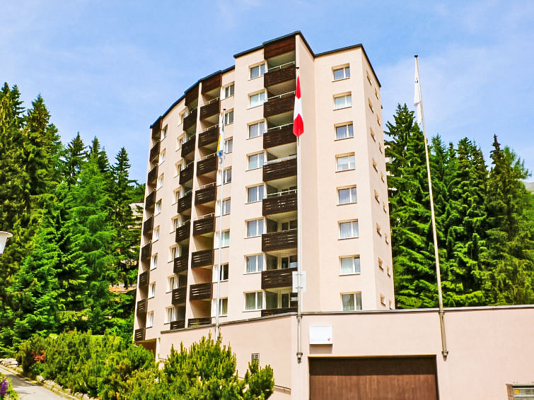 Appartement 1-kamer 33 m2 op de 6e verdieping. Gedeeltelijk gerenoveerd in 2023, eenvoudig en doelmatig ingericht: woon-/eetkamer met 2 bedden en Kabel-TV (Flatscreen TV), radio. Uitgang naar het balk..