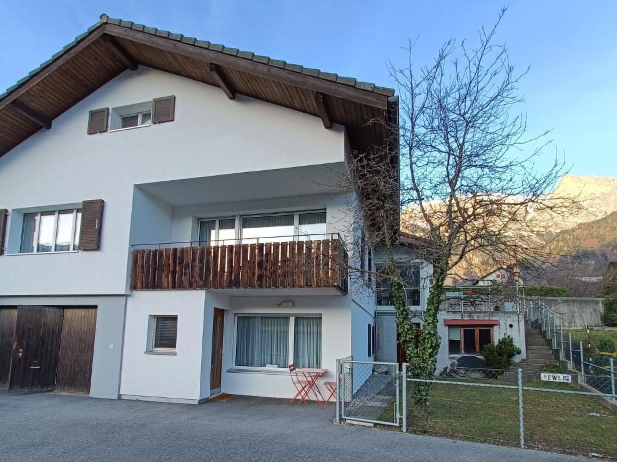 The Falknis holiday flat is situated in a sunny location in beautiful Maienfeld and is the ideal starting point for hikes, skiing holidays, bike tours and wine tastings in the region.The 1-room flat i..