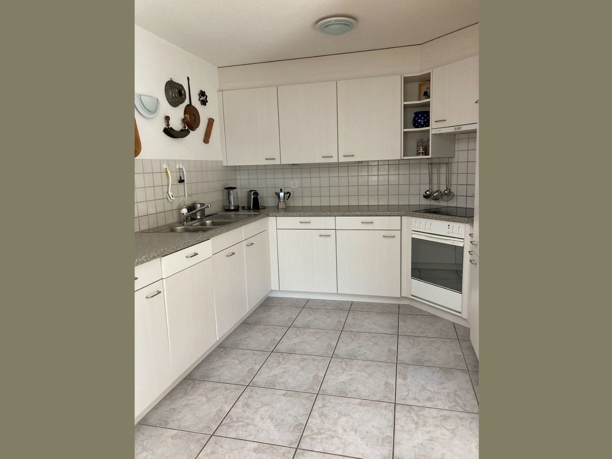 Baria Sut 5, (Oberurmein). - Binnen