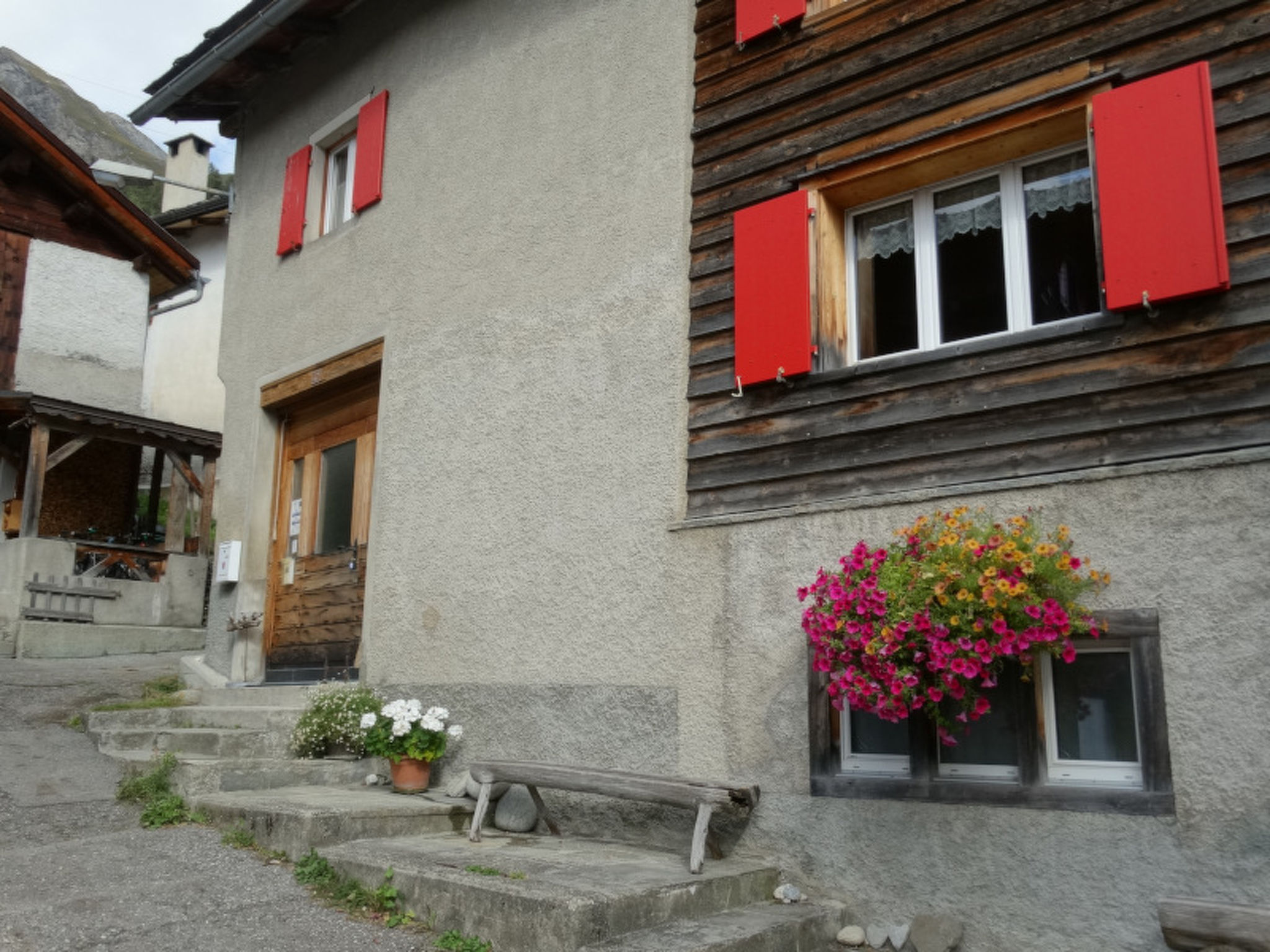 Ferienwohnungen Jörihus A&B, (Medels). - Buiten