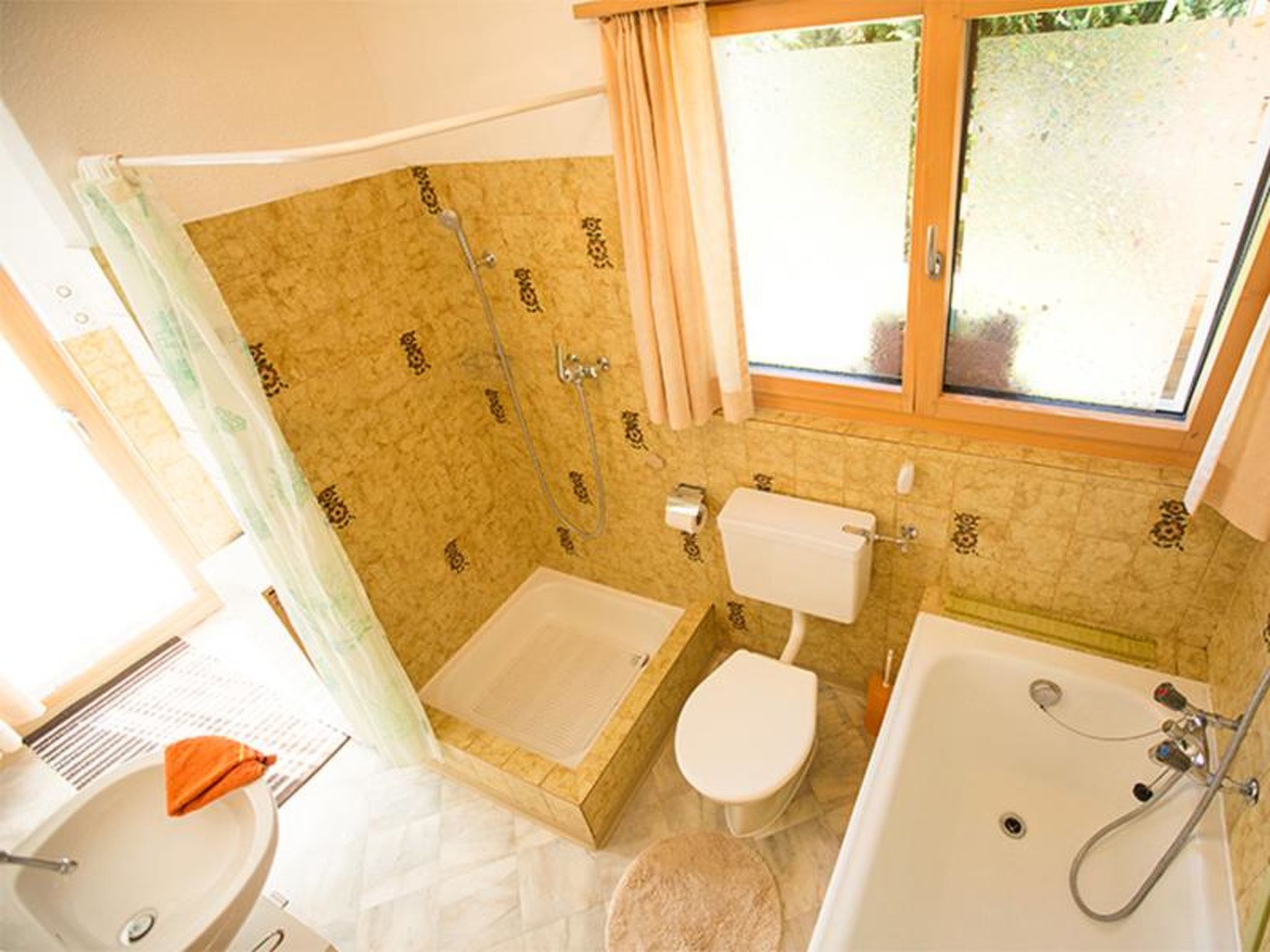 Tgesa Munts 2 EG Appartement/Fewo, Dusche oder Bad, WC, 3 Schlafräume - Image-tags.info