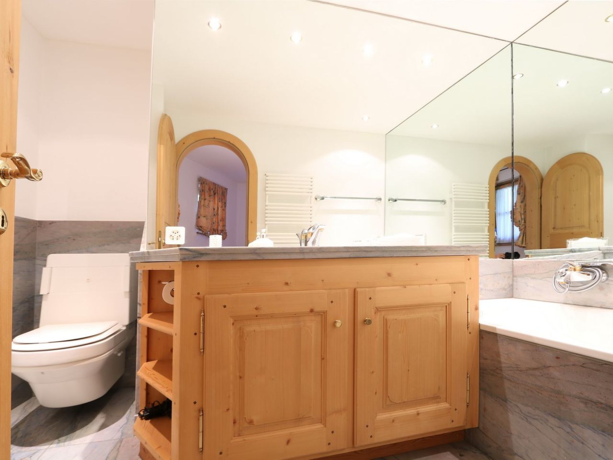 Apartment Üerts - Hochwertige Wohnung mit Balkon und Aussicht in Champfèr - Image-tags.info