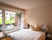 Chesa Palüdin 10: Sfeervol appartement in Pontresina met open haard en tuin - thumbnail 4