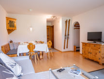 Chesa Palüdin 10: Sfeervol appartement in Pontresina met open haard en tuin - thumbnail 2