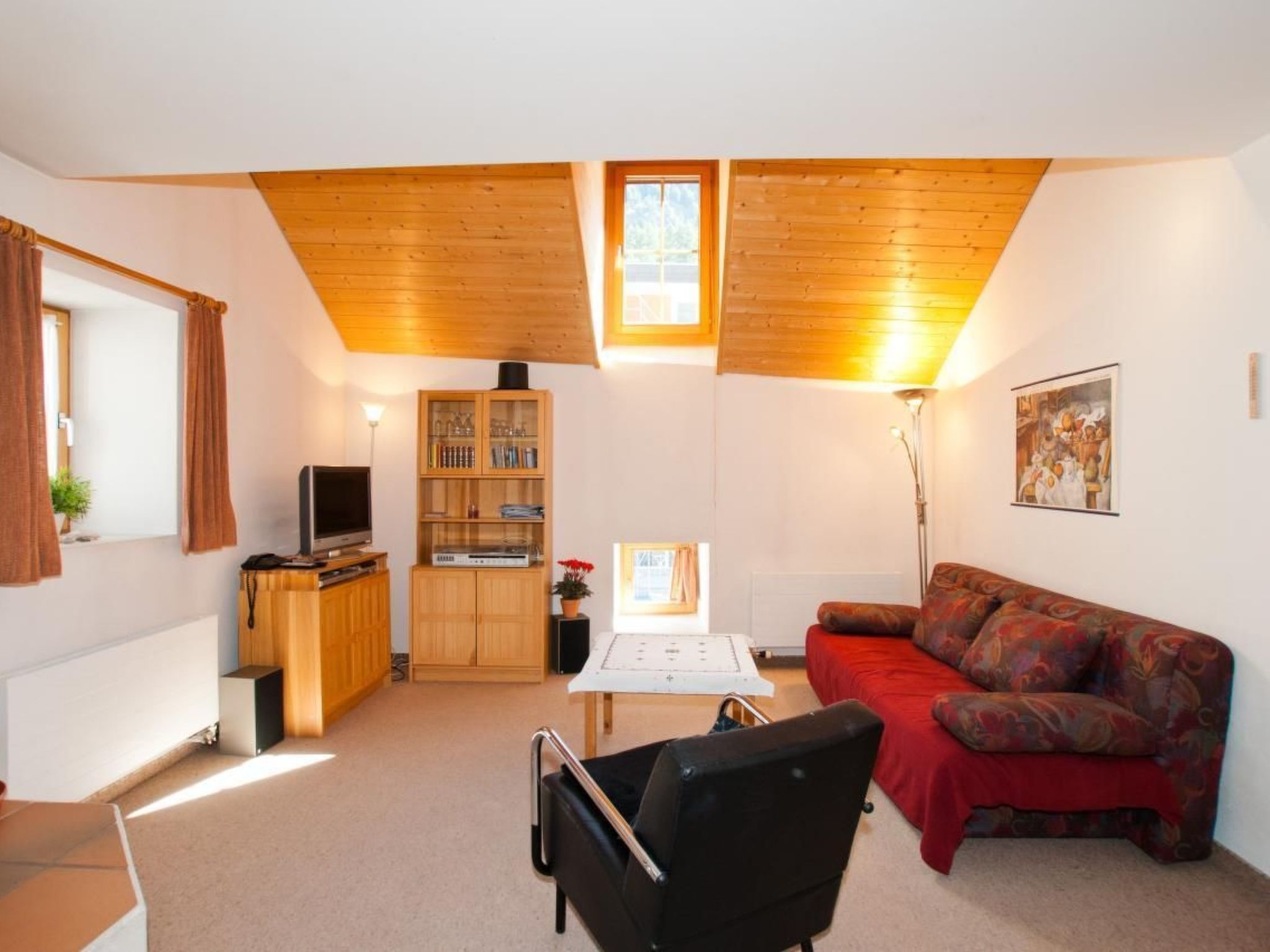 Modern 3,5-kamer zolderappartement (73m2) op de 2e verdieping op een rustige locatie in het Laret deel van het dorp aan de via Maistra. Normale bezetting tot 5 personen. Woonkamer met open haard, klei..