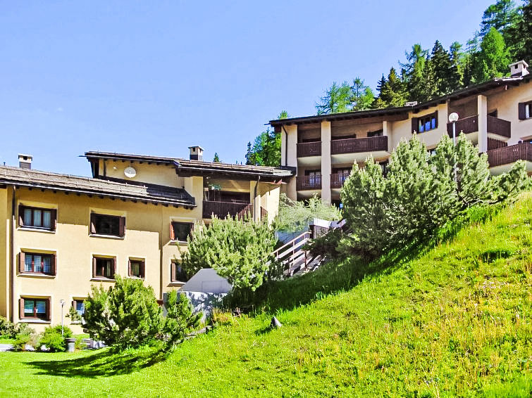 "Residenza Chesa Margun 67-1", appartement 1-kamer 30 m2. Eenvoudig ingericht: woon-/eetkamer met 1 2-pers divanbed (160 cm, lengte 180 cm), Kabel-TV en radio. Uitgang naar het balkon. Kookhoek (oven,..