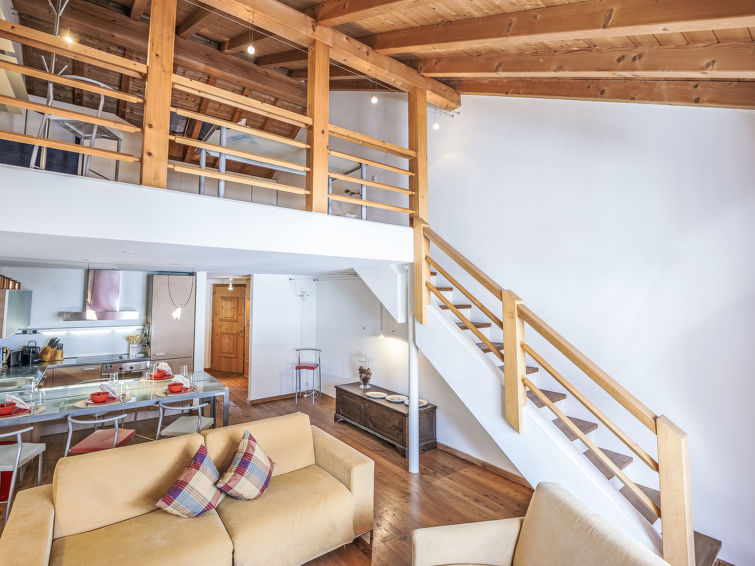 "Chesa Alossa", maisonette 3-kamers 75 m2 op de 1e verdieping. Eenvoudig en gezellig ingericht: open woon-/eetkamer met open haard, eettafel, kookhoek en TV (Flatscreen TV). Uitgang naar het balkon. 1..