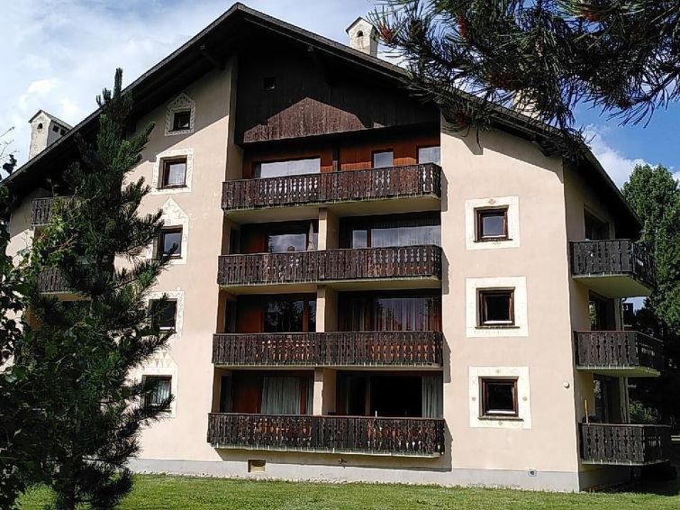 Centraal gelegen appartement met bergzicht in La Punt-Chamues-ch in La Punt-Chamues-ch