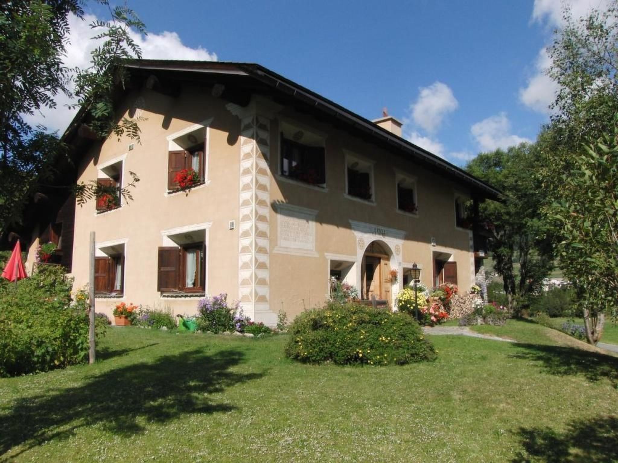 Welcome to your cosy holiday flat in an idyllic Engadine family home, located in La Punt Chamues-ch, a village with charm and tranquillity. This special accommodation is situated at the end of the acc..