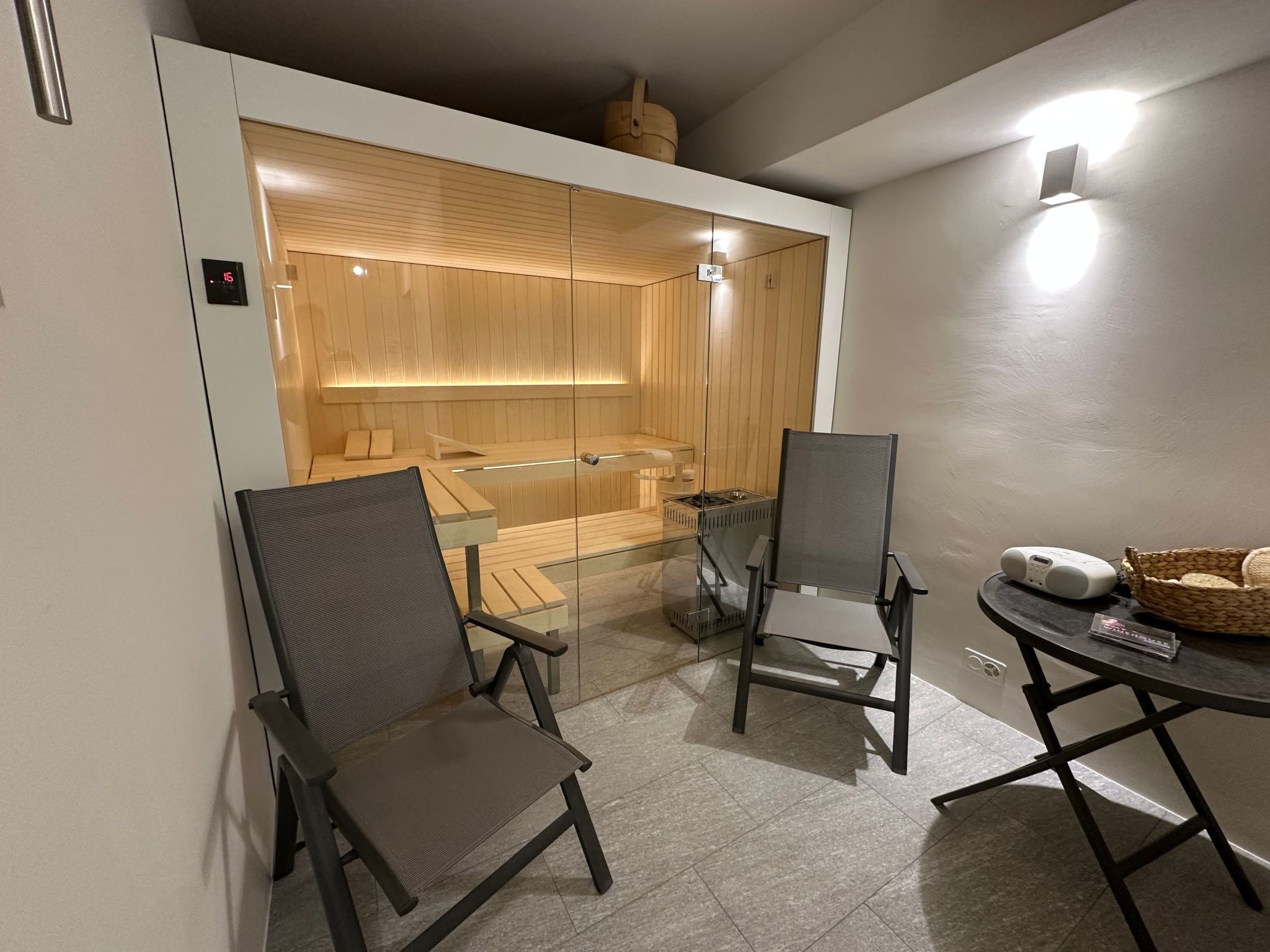Chesa Unica - Terrassa mit Wellness - Dedans