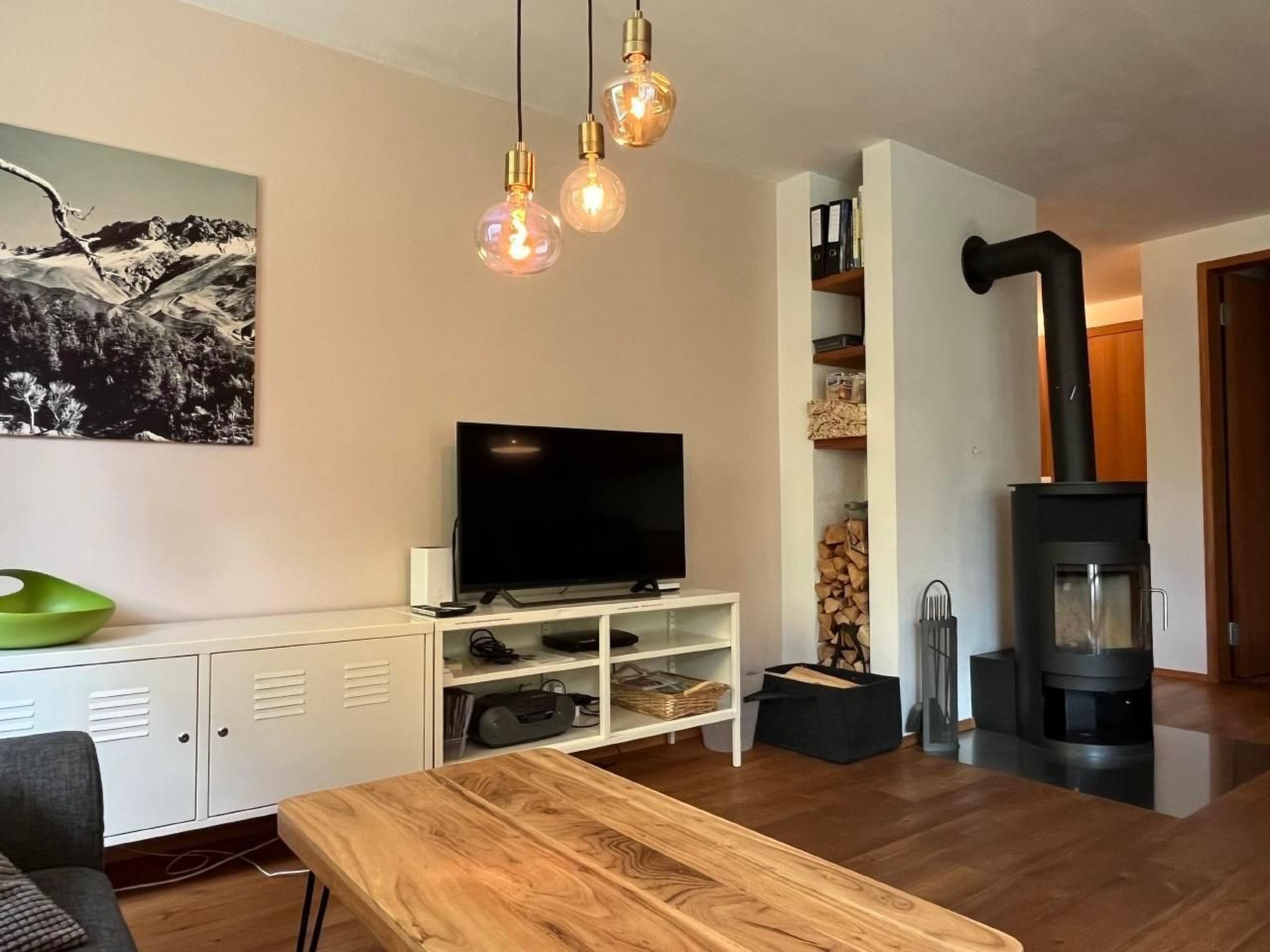New cosy 3.5-room-flat (year of construction 2012), 2 minutes-walk to railway station, quiet, winter garden, fireplace, internet access, garden to be used on your own, with a grill and a bowl of fire,..