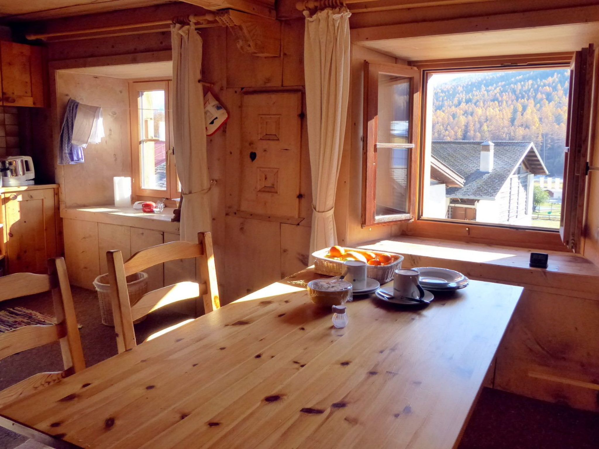 Appartement Chasa Pitsch, (Tschierv) – Cuisine et coin repas, photo 15 sur 33