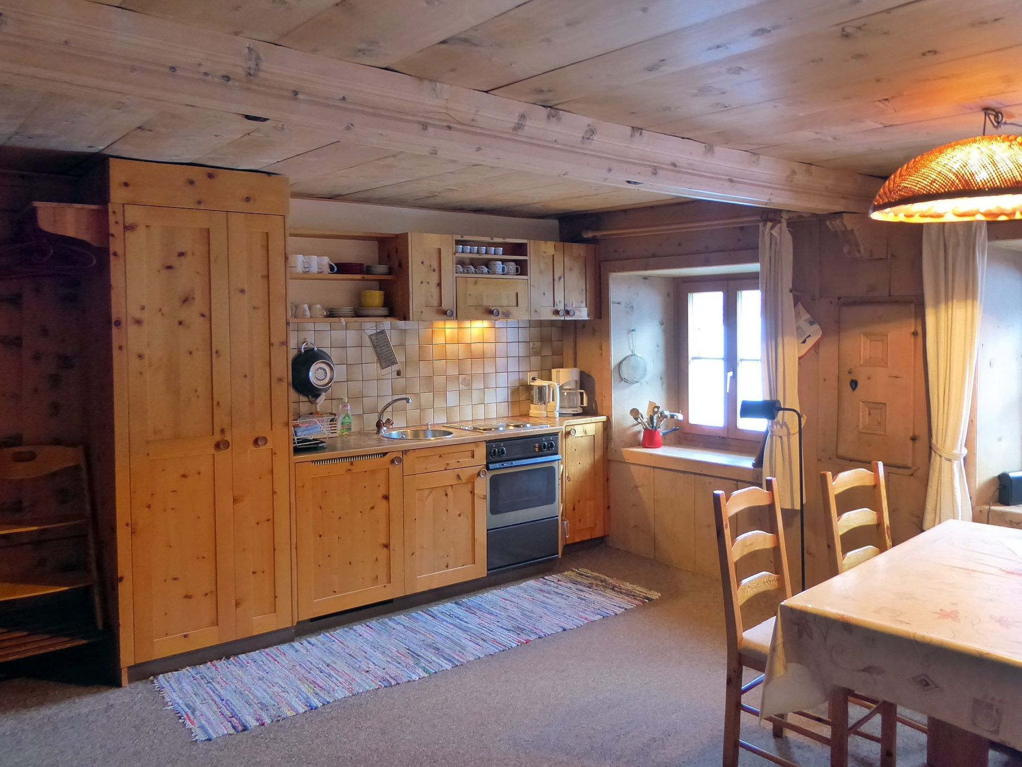 Appartement Chasa Pitsch, (Tschierv) – Cuisine et coin repas, photo 14 sur 33
