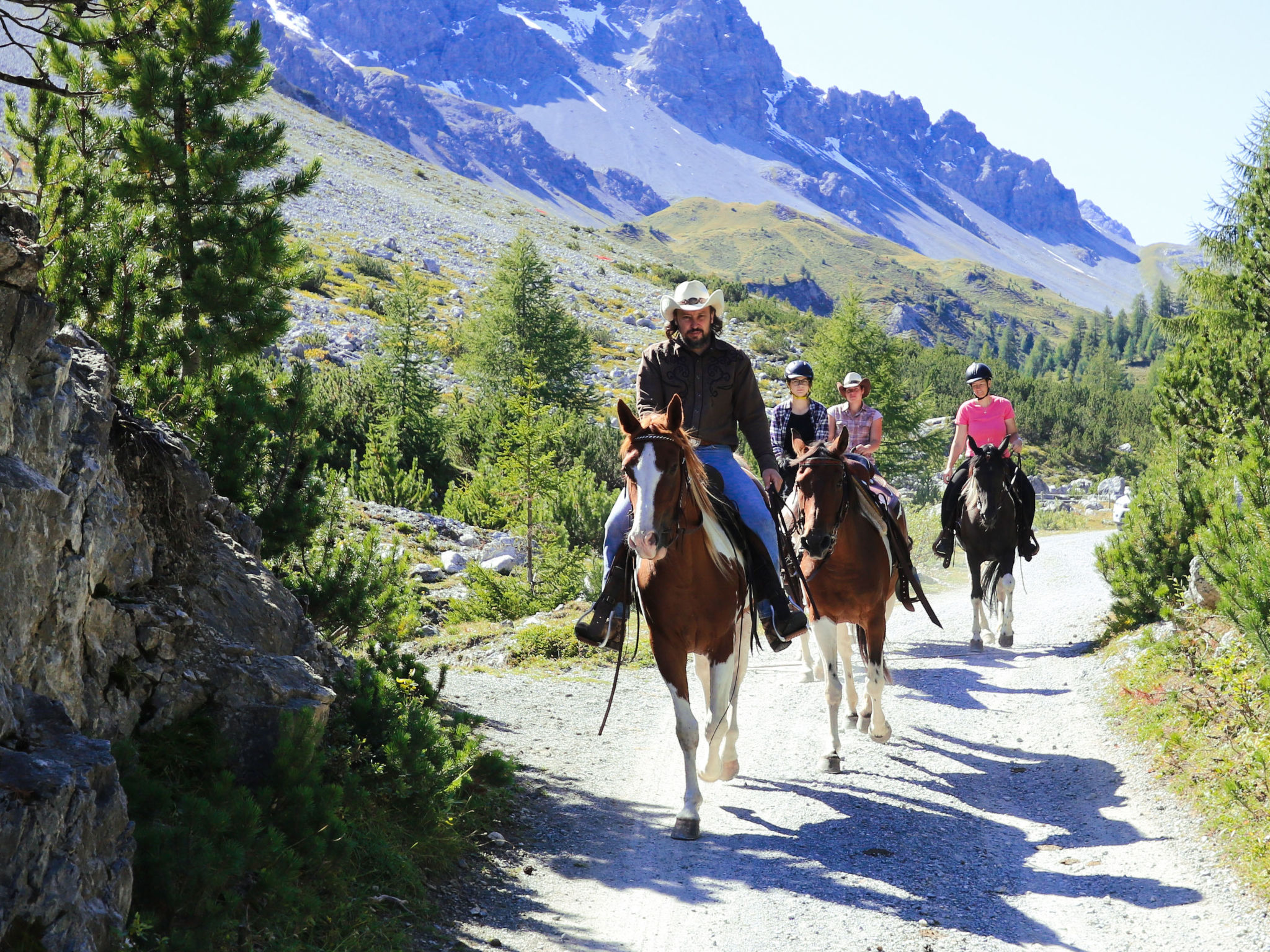 Ferienwohnungen Paclerahof, (Sta. Maria - Santa Maria Val Müstair). - Outside