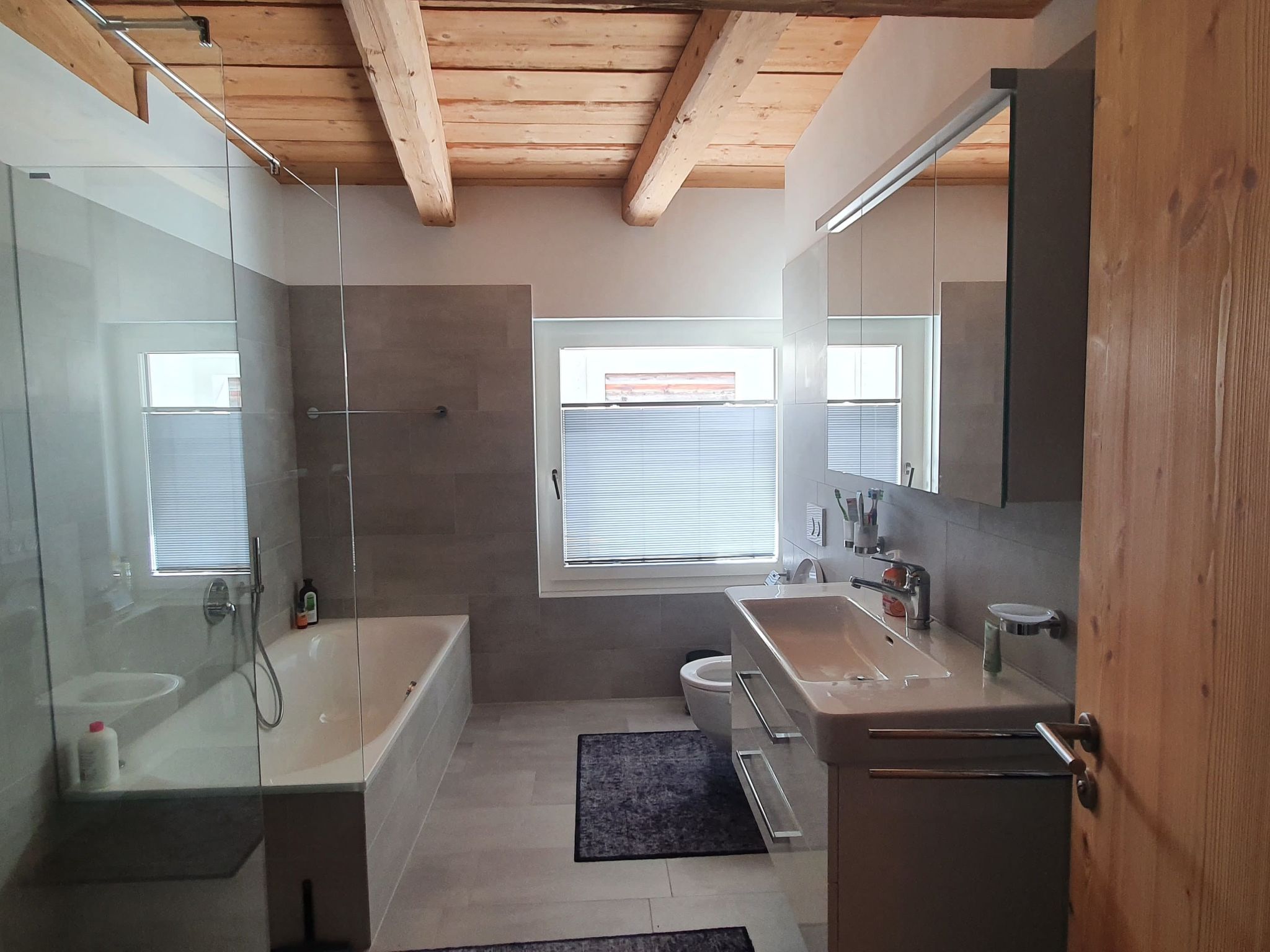 Am Dorfplatz Lavin, (Lavin). - Binnen