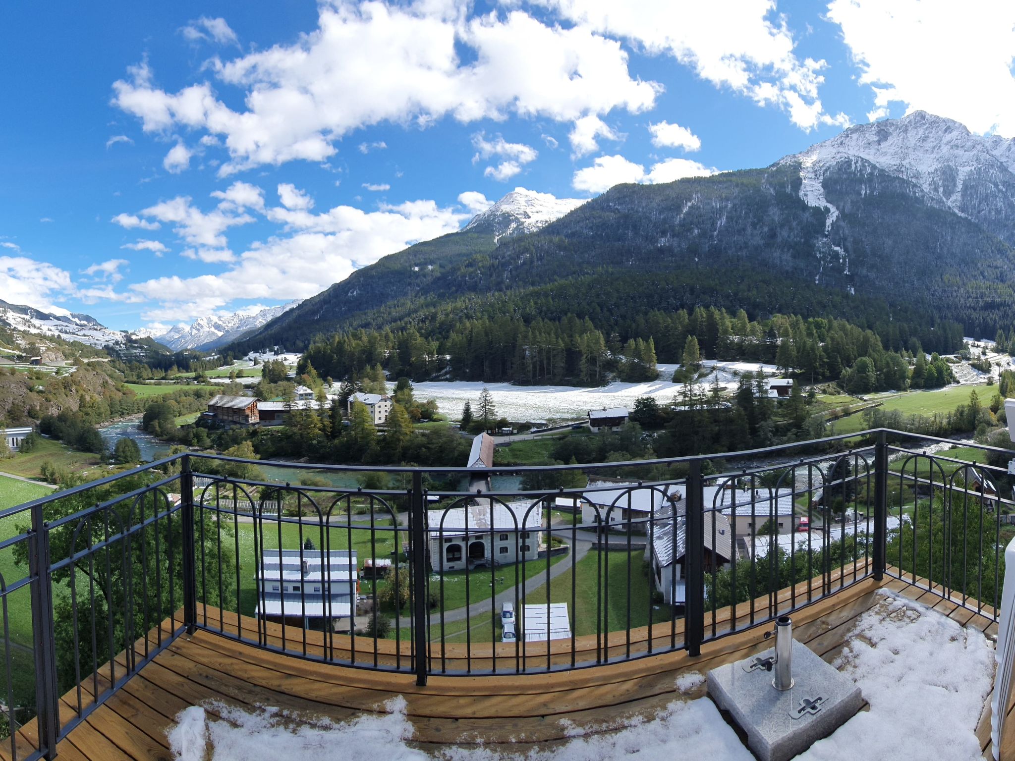 Am Dorfplatz Lavin, (Lavin).