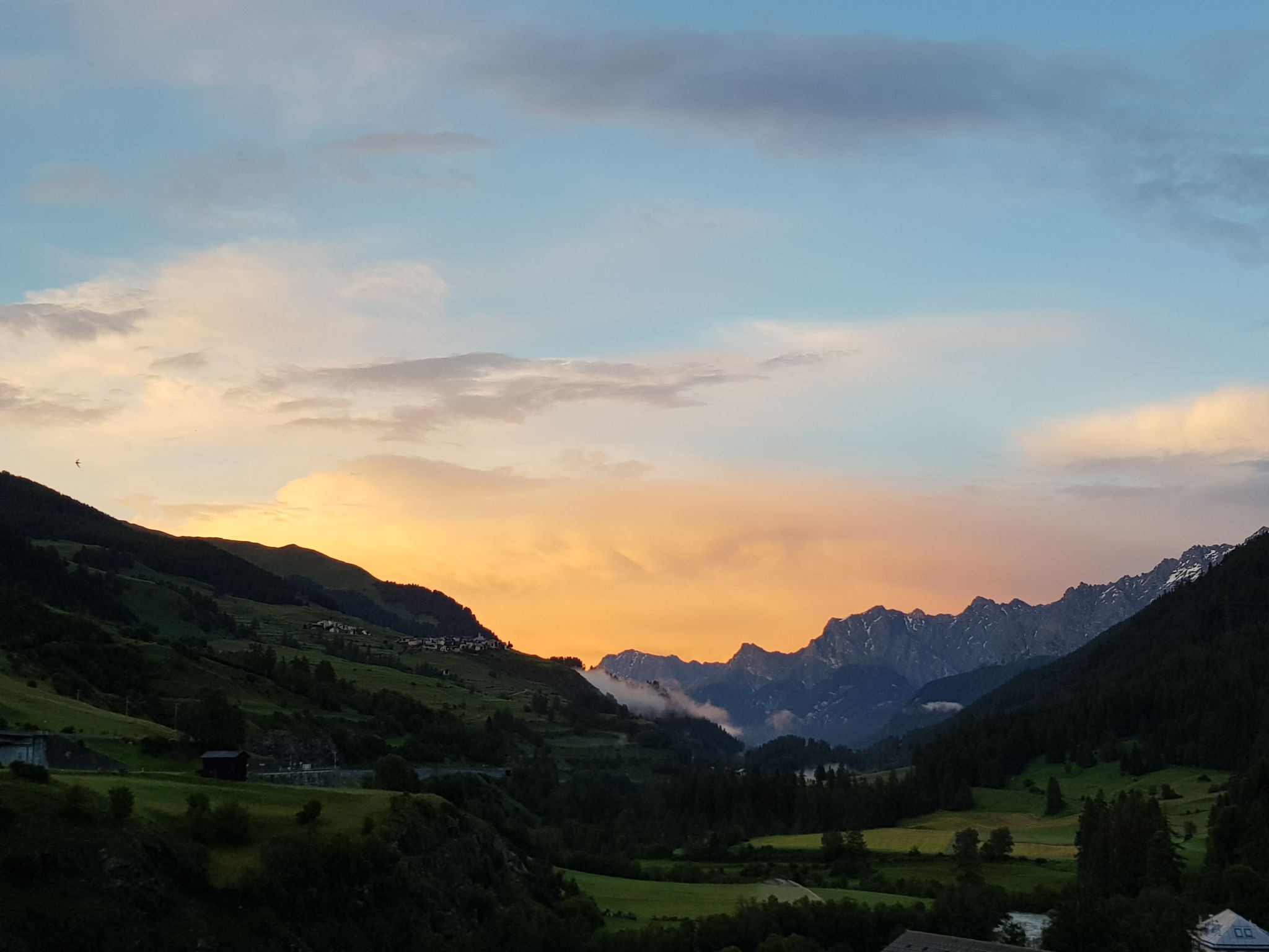 Am Dorfplatz Lavin, (Lavin).