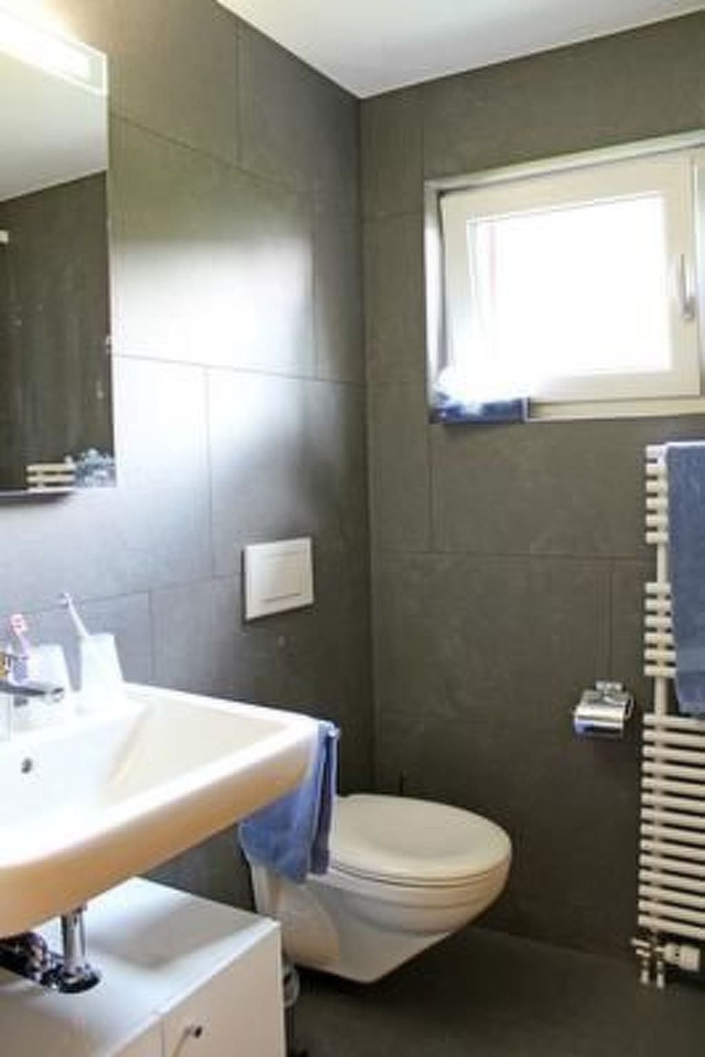 Appartement Chasa Tablà, (Guarda) – Salle de bains, photo 5 sur 22