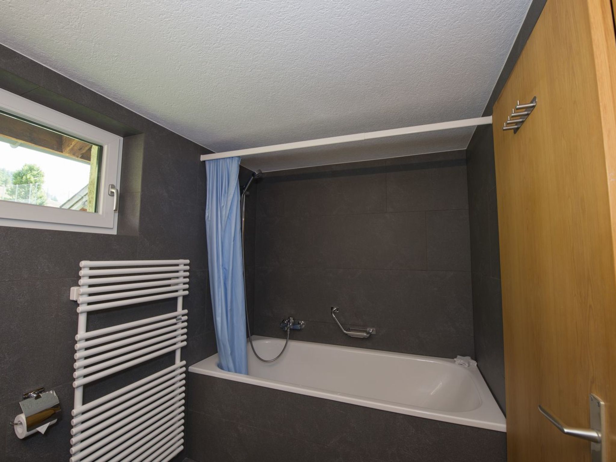 Appartement Chasa Tablà, (Guarda) – Salle de bains, photo 14 sur 27